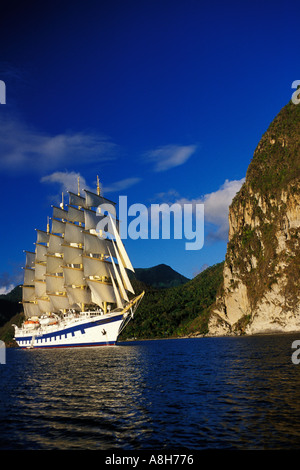 St Lucia, Soufriere, Royal Clipper e i Pitons Foto Stock