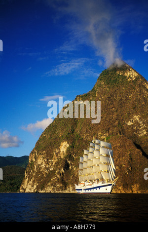 St Lucia, Soufriere, Royal Clipper e Gros Piton Foto Stock
