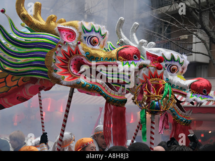 Due teste di drago alla celebrazione del Capodanno cinese per le strade di Parigi, Francia Foto Stock