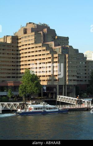 Guoman Tower Thistle Hotel accanto al fiume Tamigi con St Katharine Pier con catamarano veloce river bus Sky Clipper Foto Stock