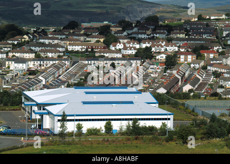 Sobborghi di Merthyr Tydfil guardando giù semi vista aerea nuova unità industriali con alloggiamento estates Foto Stock