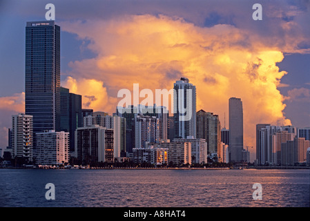 Rising Sun cloud luci di sfondo a highrise office e gli edifici residenziali Brickell Avenue Biscayne Bay Miami Florida Foto Stock