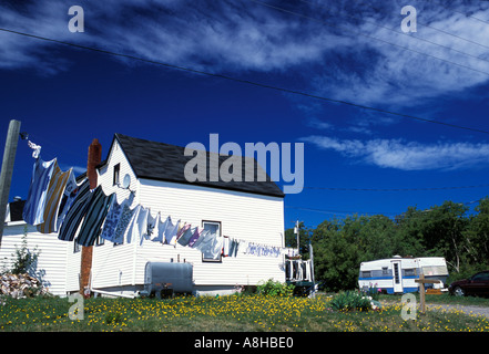 Servizio lavanderia oscillanti in la brezza di fronte ad una Bianchi infissi casa con caravan in Bouctouche New Brunswick Canada Foto Stock