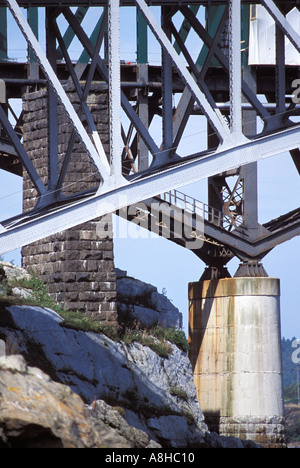 Arco in acciaio ponte sopra il San Giovanni fiume Saint John New Brunswick a cadute di retromarcia Foto Stock