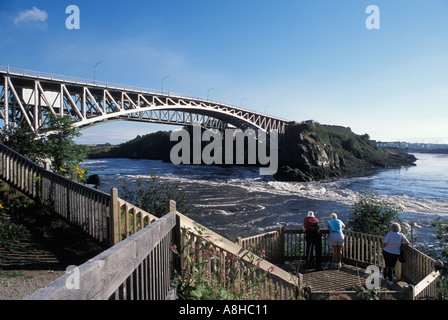 Arco in acciaio ponte sopra il fiume Saint John Saint John New Brunswick a invertire la tendenza Falls viewpoint Foto Stock