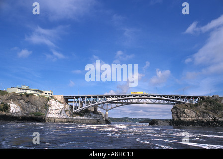 Arco in acciaio ponte sopra il fiume Saint John Saint John New Brunswick a cadute di retromarcia Foto Stock