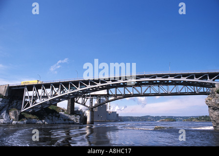 Arco in acciaio ponte sopra il fiume Saint John Saint John New Brunswick a invertire la tendenza cade il framing Irving Impianto di pasta di legno e carta Foto Stock