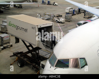 I materiali catering essendo messo sul Delta 767 a Atlanta USA Gate Gourmet company Foto Stock