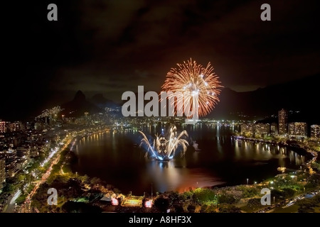 Fuochi d'artificio all inaugurazione dell albero di natale a lagoa in Rio de Janeiro in Brasile. Foto Stock