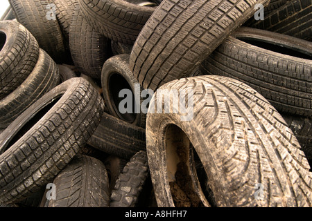 Vecchio motorino-pneumatici per auto su un deposito di rifiuti Foto Stock