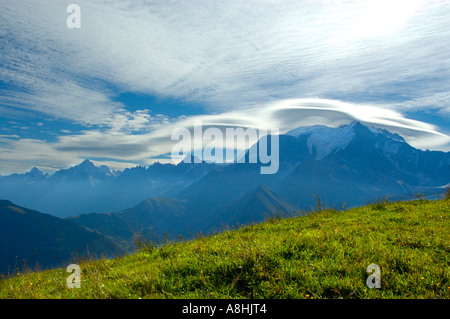 Nuvole di Foehn montagna sopra Mt. Blanc visto dal Mont Joux Alta Savoia in Francia Foto Stock