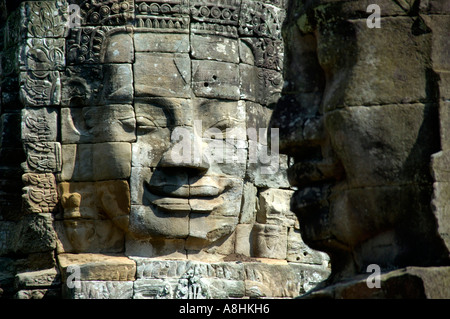 Due facce di pietra Avalokiteshvara re Jajavaman VII Bayon Angkor Thom Siem Reap Cambogia Foto Stock