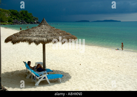 Ombrellone spiaggia di sabbia bianca e mare blu Sokha Beach Sihanoukville Kompong Som Cambogia Foto Stock