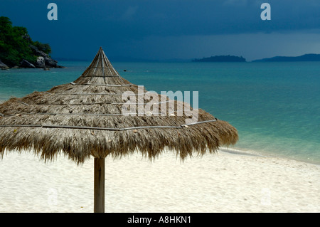 Ombrellone spiaggia di sabbia bianca e mare blu Sokha Beach Sihanoukville Kompong Som Cambogia Foto Stock