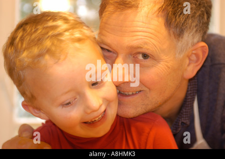 Padre con il suo piccolo ragazzo cinque anno vecchio ragazzo Foto Stock