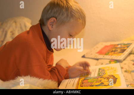 Sette anni di old boy è la lettura di un libro Foto Stock