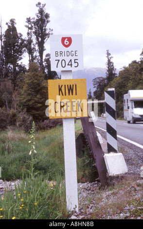 Cartello stradale Kiwi Creek Haast Pass costa ovest della Nuova Zelanda Foto Stock