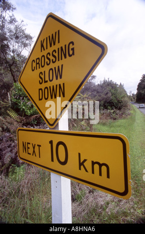 Cartello stradale rurale Kiwi attraversando Rallentare costa ovest della Nuova Zelanda Foto Stock
