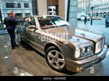 Lavaggio auto - Bentley Arnage T pulito da un uomo in auto forum Lindencorso Berlino, Germania Foto Stock