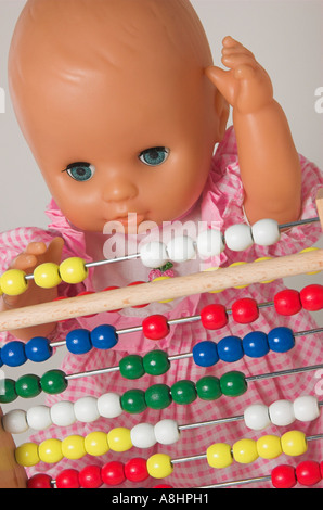 Aritmetica di apprendimento, la bambola usando un abaco Foto Stock