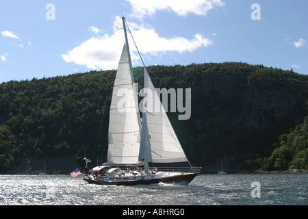 A Hinckley crociera lungo qualche suono Southwest Harboar costa del Maine USA Foto Stock