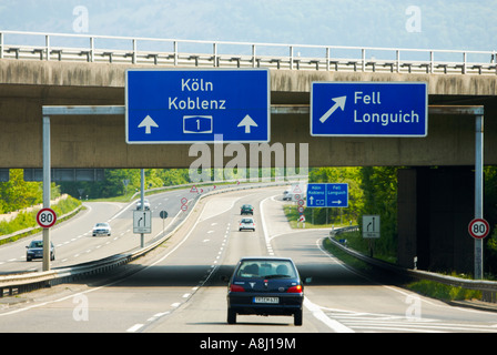 Vetture guida su una autostrada tedesca autostrada strada in Germania, Europa vicino a Colonia Foto Stock