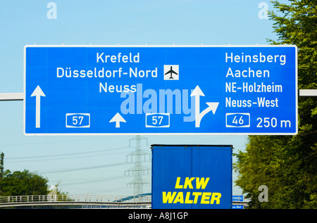 Autostrada tedesca direzione segni di overhead Germania Europa Foto Stock