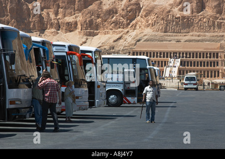 Pullman parcheggio auto presso la Regina Hatshepsut tempio Foto Stock