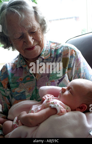 Grande nonna azienda grande nipote Foto Stock