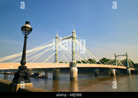 Albert ponte che è stato costruito nel 1873 e attraversa il fiume Tamigi in Londra England Regno Unito Regno Unito Regno Unito Foto Stock