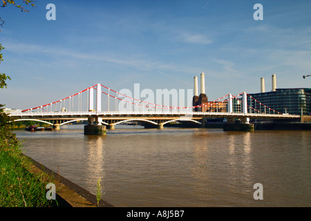 La Battersea ponte che attraversa il fiume Tamigi in Londra England Regno Unito Regno Unito Regno Unito Foto Stock
