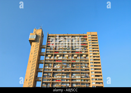 Trellick Tower un blocco residenziale progettato da Erno Goldfinger nel West London REGNO UNITO Foto Stock