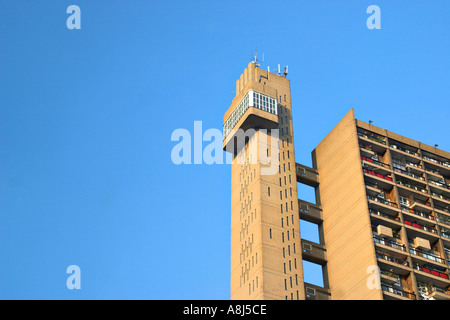 Trellick Tower un blocco residenziale progettato da Erno Goldfinger nel West London REGNO UNITO Foto Stock