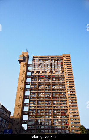 Trellick Tower un blocco residenziale progettato da Erno Goldfinger nel West London REGNO UNITO Foto Stock