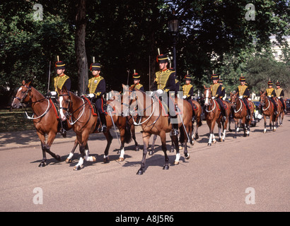 Soldati e cavalli i Re truppa Royal Horse Artillery in Uniforme cerimoniale su Horse Guards Road per cambiare la guardia Cerimonia Londra Inghilterra Regno Unito Foto Stock