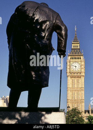 London City of Westminster Piazza del Parlamento statua di Sir Winston Churchill con il Big Ben al di là di Foto Stock