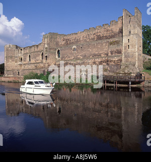 Rovine del Castello di Newark accanto al fiume Trento Foto Stock