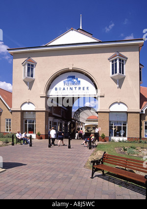 Ingresso per gli amanti dello shopping, complesso del Freeport Designer Village con negozi al dettaglio e Negozio aperto al pubblico alla periferia di Braintree Essex Inghilterra Regno Unito Foto Stock