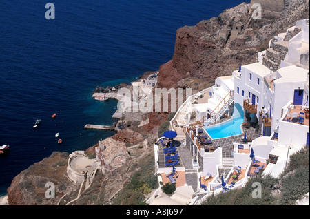 Grecia Santorini panoramica al villaggio di Oia facciata ripida scogliera con mare mediterraneo in background più popolari villaggio dell'isola Foto Stock