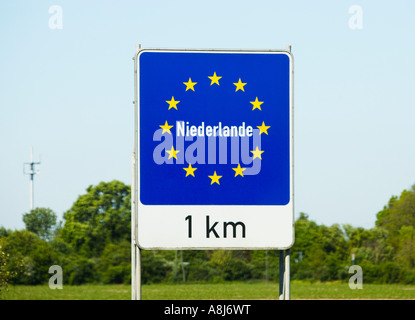 Autostrada di attraversamento di confine segno del suo ingresso nei Paesi Bassi dalla Germania, Europa Foto Stock