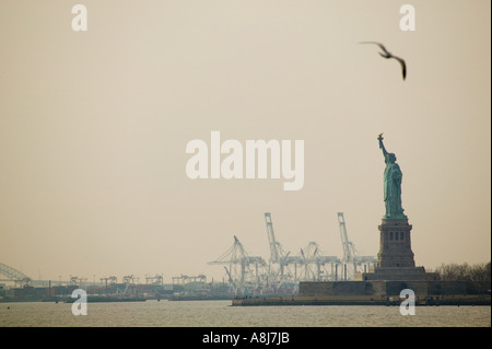 Vista della città di New York porto la statua della libertà porta Jersey USA Feb 2006 Foto Stock