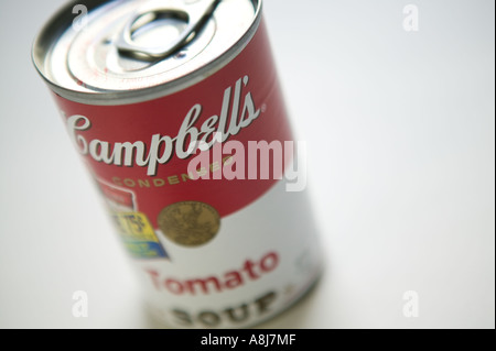 Sudio shot di una lattina di Campbell s zuppa di pomodoro si siede su una superficie bianca sfondo 2006 Foto Stock