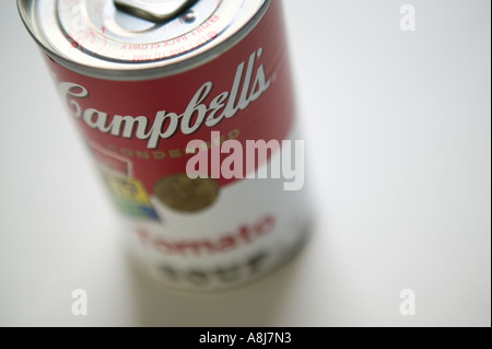 Sudio shot di una lattina di Campbell s zuppa di pomodoro si siede su una superficie bianca sfondo 2006 Foto Stock