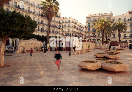 Street view del Bab El Oued quartiere di Algeri in Algeria 2000 Foto Stock