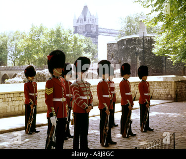 GB - LONDRA: cambiando la guardia alla Torre di Londra Foto Stock