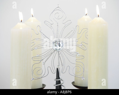 Quattro candele su supporto con decorazione di Natale in medio Foto Stock