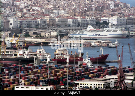 Trasporto di passeggeri e di merci attività presso il porto di Algeri in Algeria 2000 Foto Stock