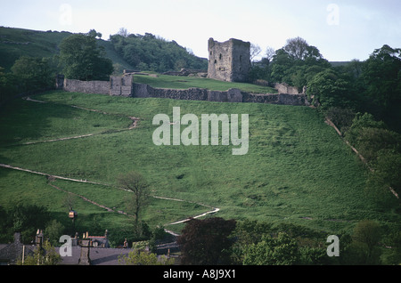 : Peveril Castle sopra il villaggio di Castleton le pareti sono Norman il mantenere era buily da Enrico II nel 1176 Derbyshire Foto Stock