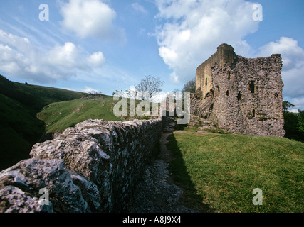 : Peveril Castle sopra il villaggio di Castleton le pareti sono Norman il mantenere fu costruito da Enrico II nel 1176 Derbyshire Foto Stock