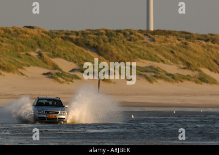 Audi S4 carro vettura V6 biturbo motore 2000 2001 Germania in piena azione sulla spiaggia paesaggio A4 Trimestre Foto Stock